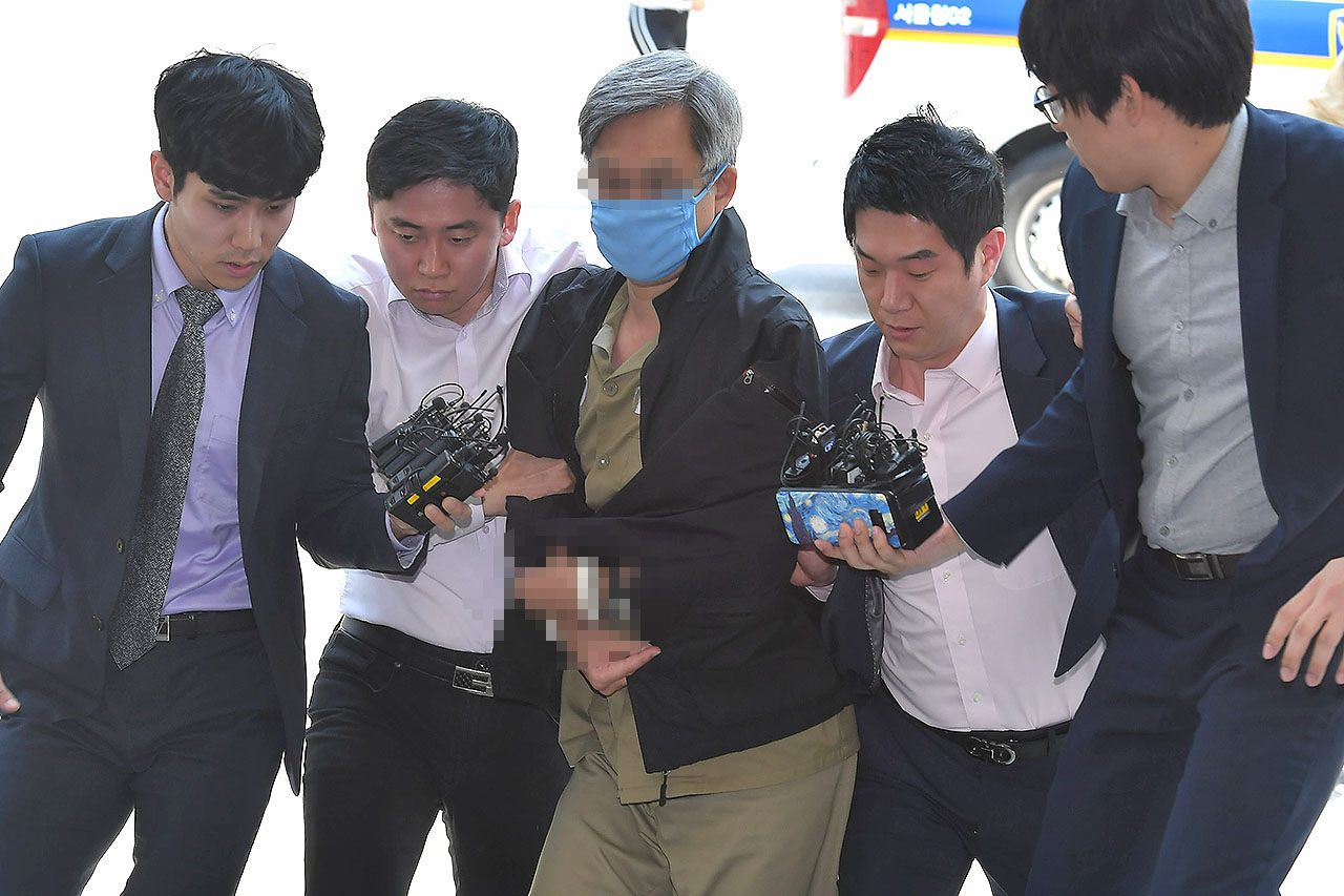 대선 전후 댓글여론 조작 의혹을 받고 있는 '드루킹' 김모(49·구속수감중)가 지난 10일 오후 서울 중랑구 지능범죄수사대에 압송돼 조사실로 향하던 중 취재진의 질문을 받고 있다. 