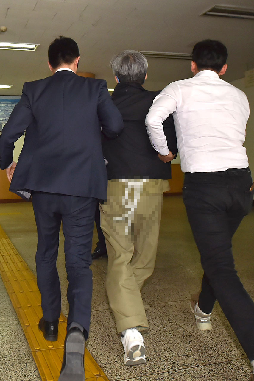 대선 전후 댓글여론 조작 의혹을 받고 있는 '드루킹' 김모(49·구속수감중)가 10일 오후 서울 중랑구 지능범죄수사대에 압송돼 조사실로 향하고 있다. 2018.05.10