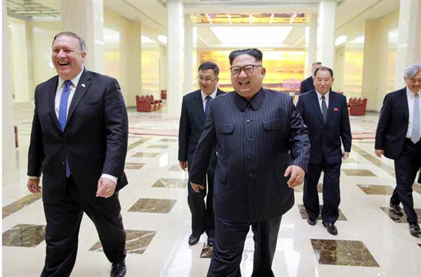 김정은 북한 국무위원장이 방북한 마이크 폼페이오 미국 국무장관을 만나 도널드 트럼프 미 대통령의 구두 메시지를 전달받고 북미정상회담과 관련해 '만족한 합의'를 했다고 노동신문이 10일 보도했다.