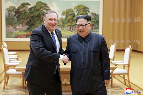 조선중앙통신은 북한 김정은 국무위원장이 마이크 폼페이오 미국 국무장관을 접견했다고 10일 보도했다.