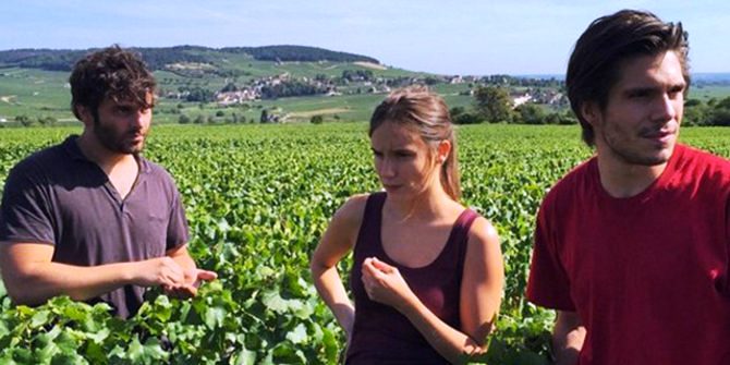  영화 '부르고뉴, 와인에서 찾은 인생'의 한 장면. 수확 시기를 위해 포도의 당도와 산도를 맛보고 있다.