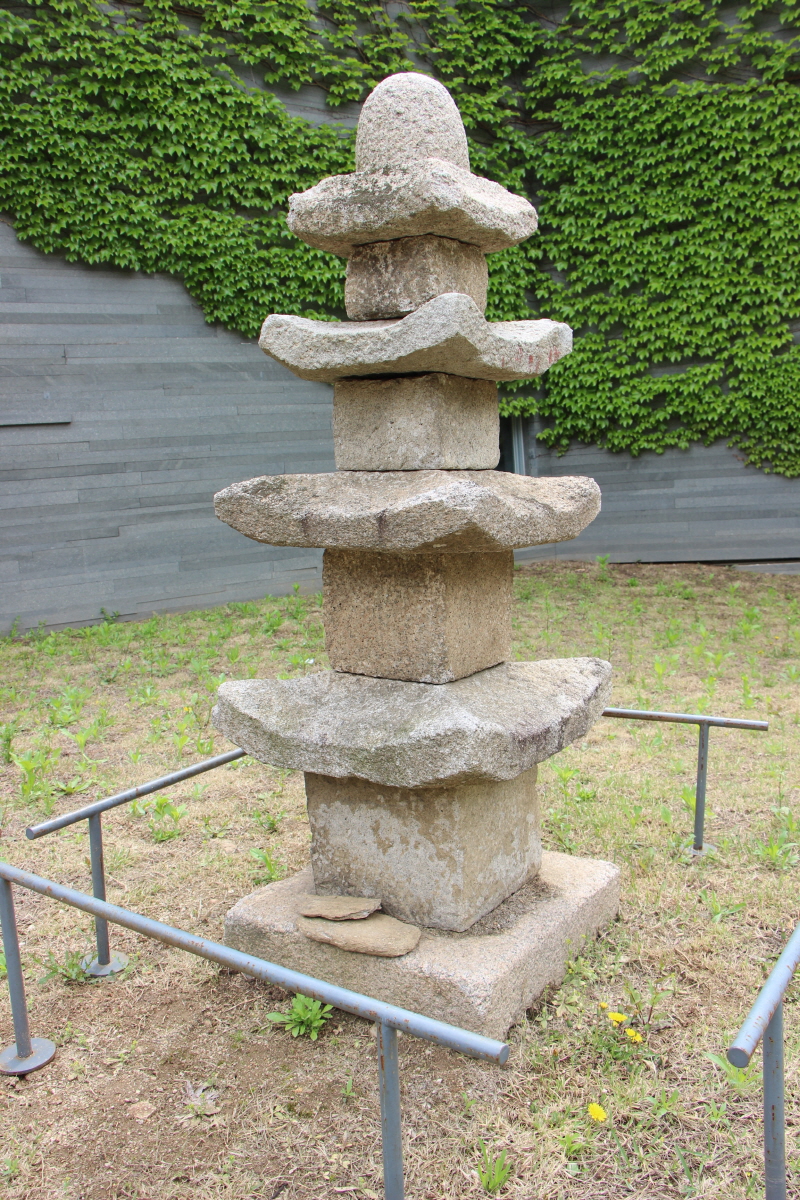 화강석으로 만든 석물(3층석탑)