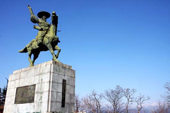 대구 망우당공원의 홍의장군 동상이 푸른 옷을 입은 모습으로 서 있다.