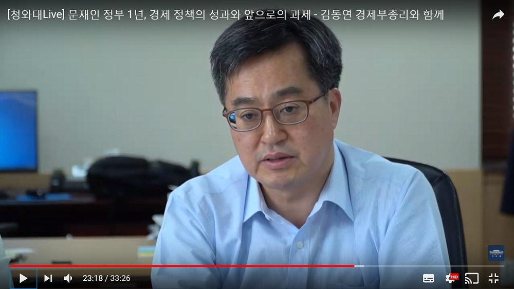  김동연 경제부총리는 11일 청와대 온라인 라이브 '11시 50분 청와대입니다'에 출연해, 경제성장률 3% 달성과 가계실질소득 증가 등을 1년의 성과로 꼽았다. 