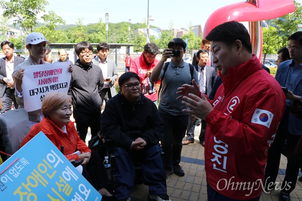 권영진 자유한국당 대구시장 예비후보가 11일 오후 DTC에서 장애인단체 대표들을 만나 장애인공약 약속이행과 관련해 이야기를 나누고 있다.