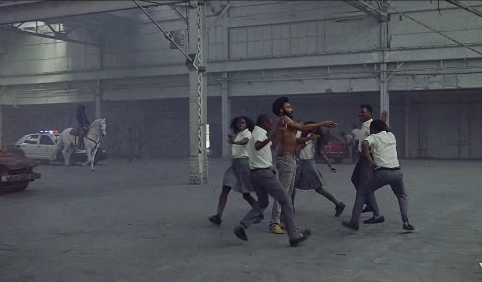  <This is America> 뮤직비디오 중 일부.