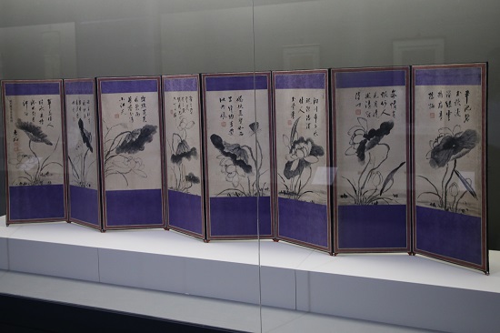 국립 광주박물관 내 서화실에 전시 돼 있는 소치 허련의 8폭 연꽃 그림.