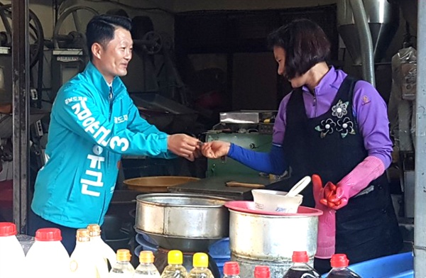 바른미래당 김유근 경남지사 예비후보가 진주서부시장을 찾아 인사했다.