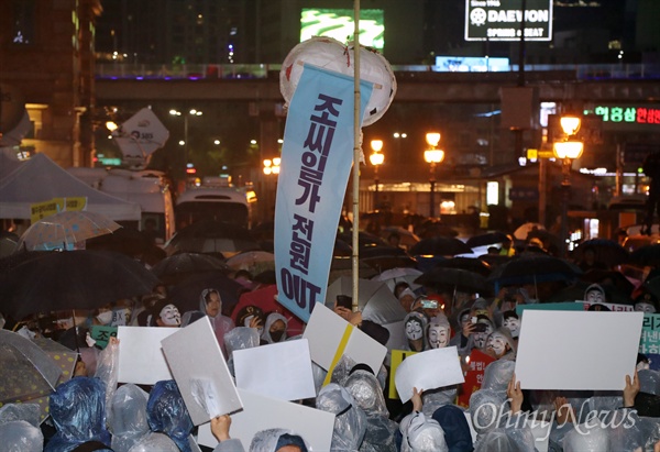 '땅콩 주머니 터뜨리기' 퍼포먼스  대한항공 직원과 가족, 시민들이 12일 오후 서울역 광장에서 대한항공 조양호 회장 일가 및 경영진 퇴진과 갑질 근절을 위한 2차 촛불집회를 열고 조현아 전 대한항공 부사장의 '땅콩 회항' 사건을 풍자하는 '땅콩 주머니 터뜨리기' 퍼포먼스를 하고 있다. 