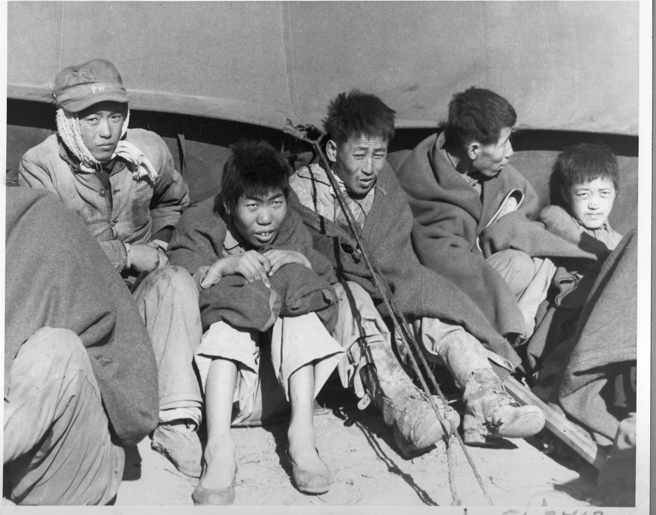 1951. 2. 추위에 떨고 있는 중국군 부상포로.