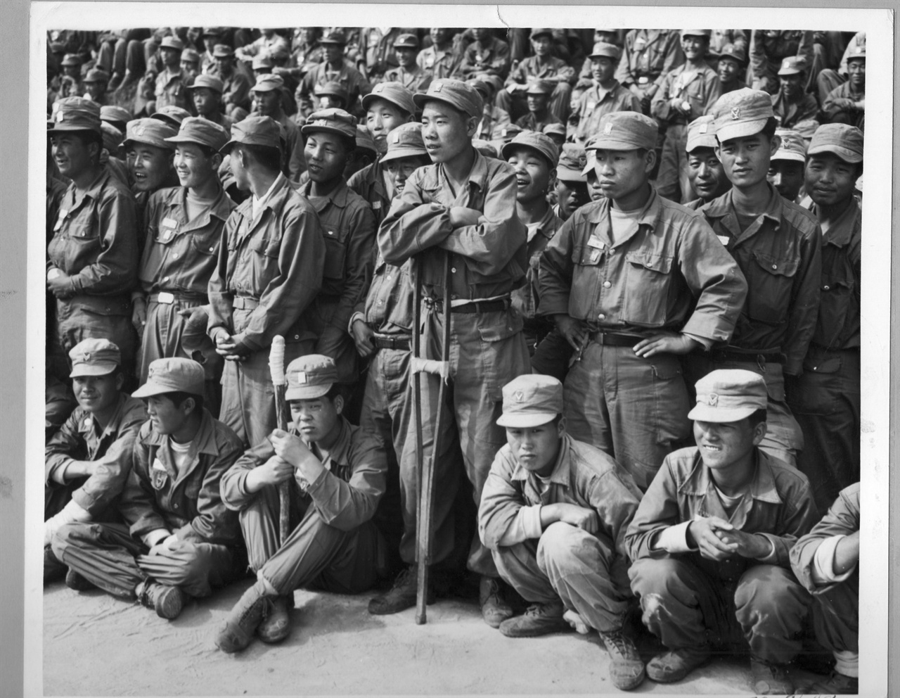 1952. 부산, 국군병원에 입원 중인 부상병들이 경남여중고생들의 위문공연을 관람하고 있다.