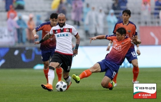  K리그1 13라운드 서울과 강원 경기에서 에반드로의 드리블을 이근호가 태클을 시도하고 있다.