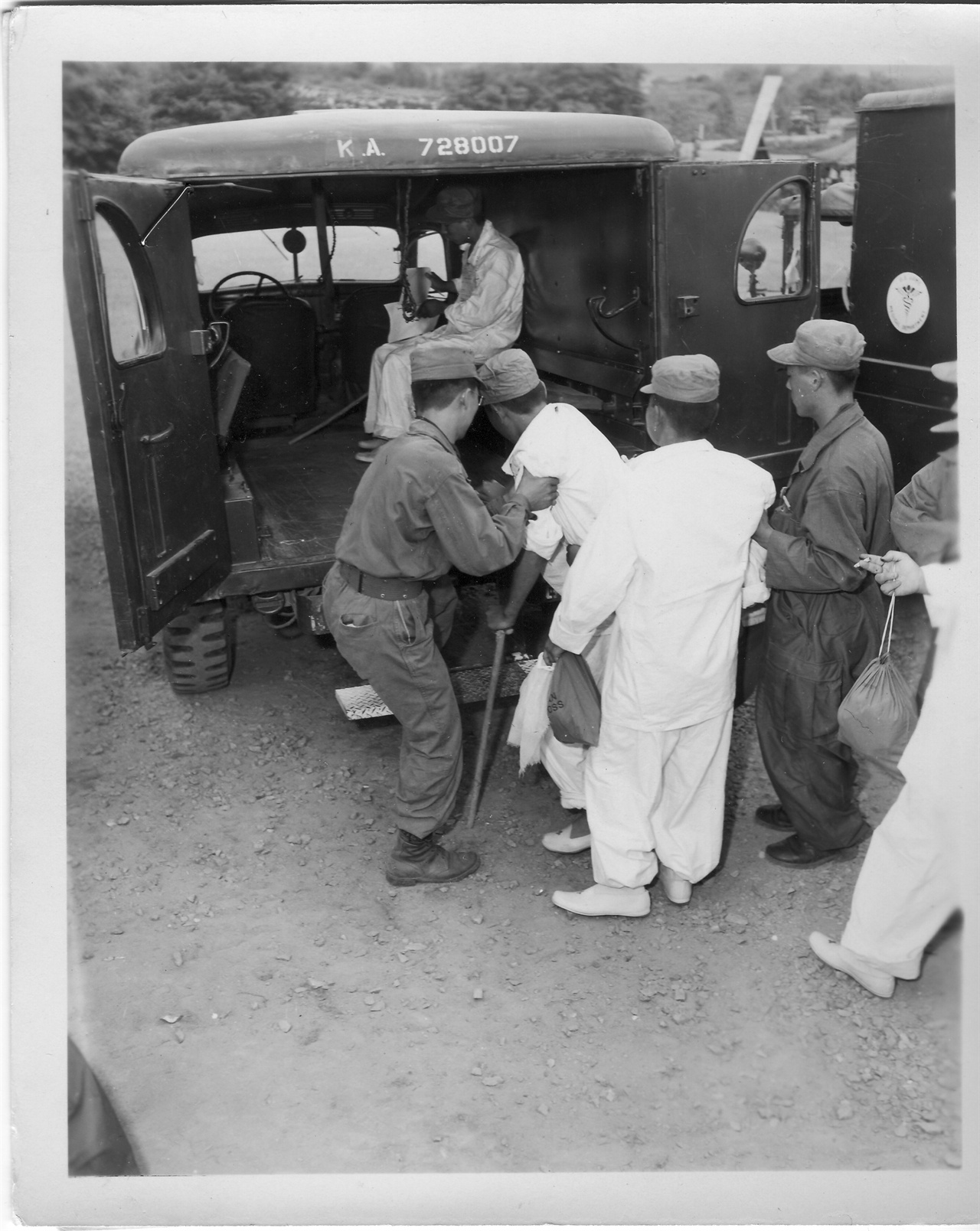 1953. 8. 16. 부상당한 국군 포로가 귀환 즉시 앰뷸런스로 후송되고 있다.