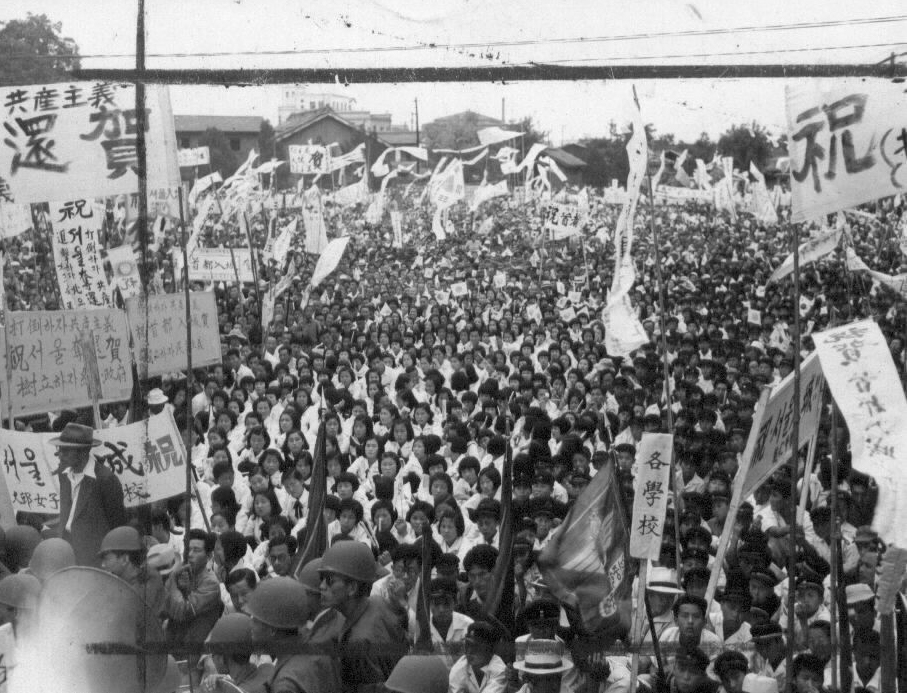  1950. 9. 28. 대구, 대구시민들이 유엔군의 서울 탈환 축하 집회를 열고 있다.