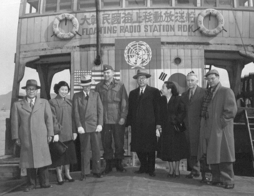  1951. 2. 15. 장면 총리가 대한민국 이동 방송선 ‘HLKT’을 방문하여 관계자를 격려한 뒤 기념 촬영을 하고 있다.
