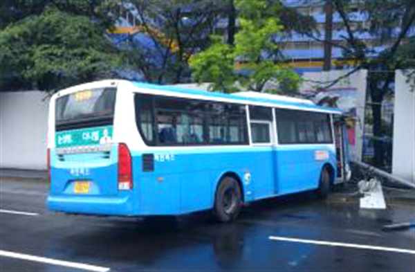 13일 새벽 5시30분경 마산공설운동장 북문에서 20m 지점에서 마인버스 소속 시내버스가 빗길에 미끄러졌다.