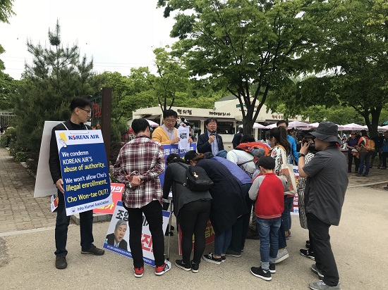 한진 총수 일가 퇴진 서명운동 한진그룹 갑질족벌경영 청산과 인하대 정상화를 위한 대책위원회가 13일 오후 진행한 한진그룹 총수 일가퇴진 범시민 서명운동은 2시간 만에 500명을 돌파했다. 
