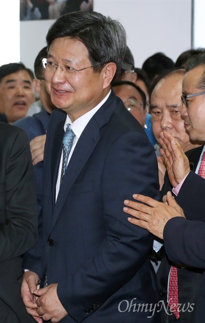 2018년 5월 13일, 김장겸 전 MBC 사장이 서울 송파구에서 열린 자유한국당 배현진 송파을 후보의 선거사무소 개소식에 참석해 눈길을 끌고 있다. 