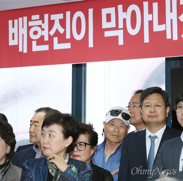 "배현진이 막아내겠습니다" 플래카드 아래 김장겸 김장겸 전 MBC 사장이 13일 오후 서울 송파구에서 열린 자유한국당 배현진 송파을 후보의 선거사무소 개소식에 참석해 눈길을 끌고 있다. 