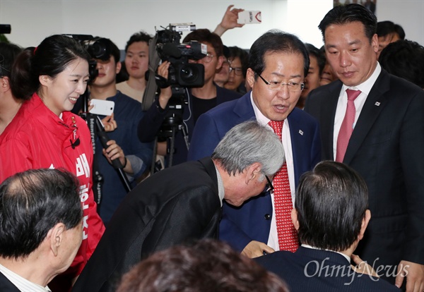 자유한국당 홍준표 대표가 지난 달 13일 오후 서울 송파구에서 열린 배현진 송파을 후보의 선거사무소 개소식에 참석해 배 후보와 함께 입장하고 있다. 