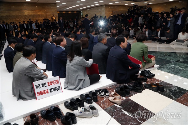 본회의장 입구 막고 나선 한국당  자유한국당 김성태 원내대표를 비롯한 의원들이 14일 오전 서울 여의도 국회 로텐더홀에서 비상의원총회를 열고 드루킹 특검법안 본회의 상정을 요구하며 연좌농성을 벌이고 있다. 