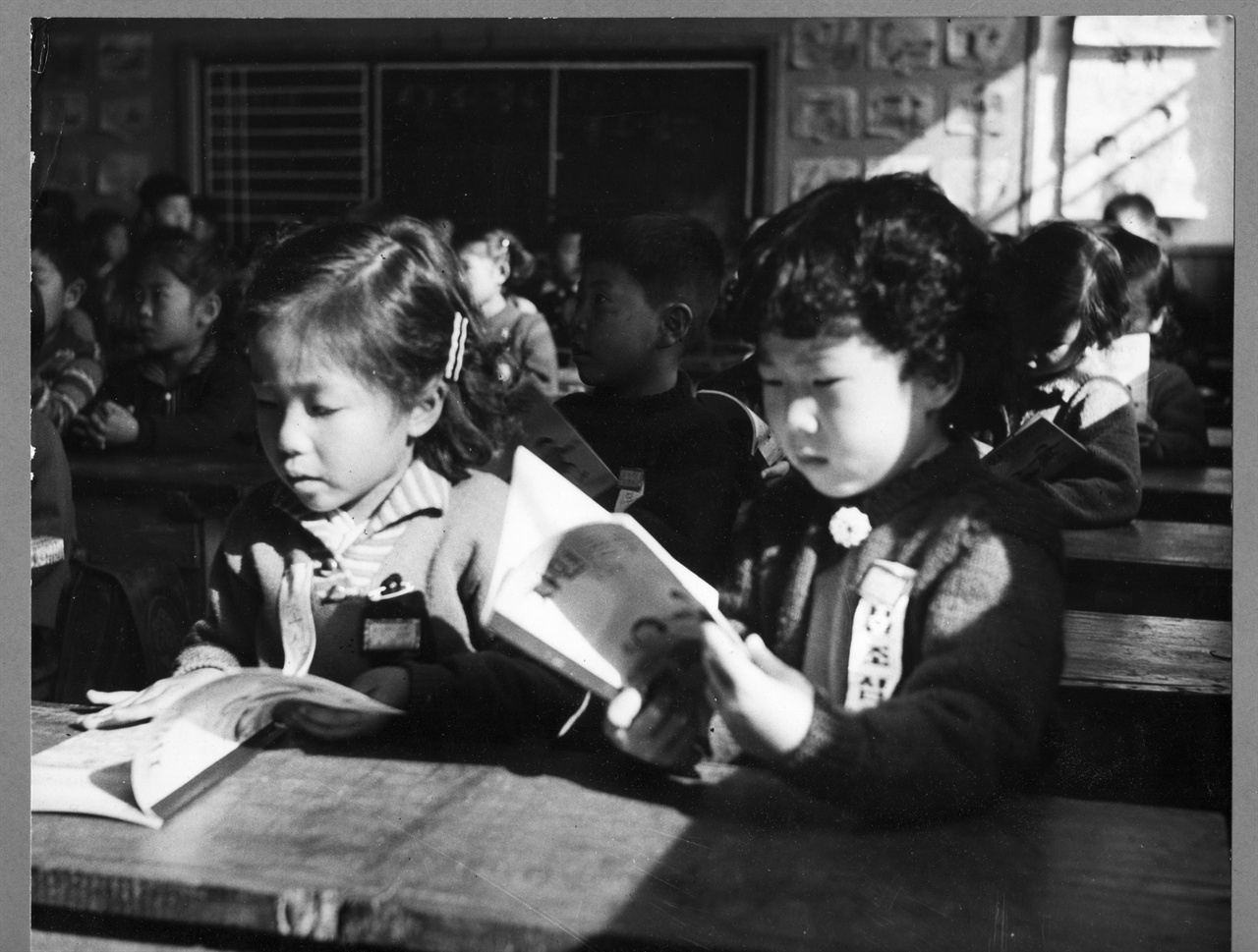 1951. 미국의 원조로 만든 교과서를 초등학교 어린이들이 읽고 있다.