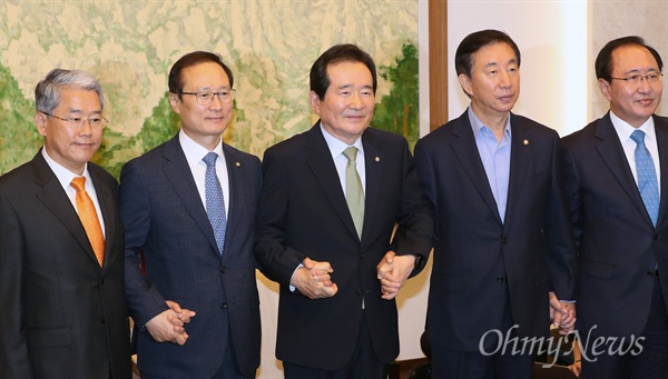 정세균 국회의장과 여야 교섭단체 원내대표들이 14일 국회의장실에서 정례회동에 앞서 포즈를 취하고 있다. 왼쪽부터 바른미래당 김동철, 더불어민주당 홍영표 원내대표, 정 국회의장, 자유한국당 김성태, 평화와 정의 노회찬 원내대표. 