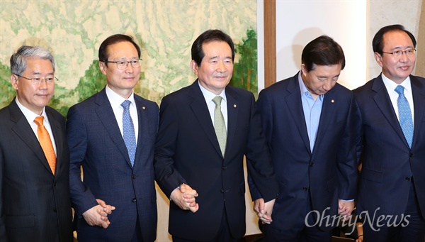 여야 손 잡은 정세균 국회의장 정세균 국회의장과 여야 교섭단체 원내대표들이 14일 국회의장실에서 정례회동에 앞서 포즈를 취하고 있다. 왼쪽부터 바른미래당 김동철, 더불어민주당 홍영표 원내대표, 정 국회의장, 자유한국당 김성태, 평화와 정의 노회찬 원내대표. 