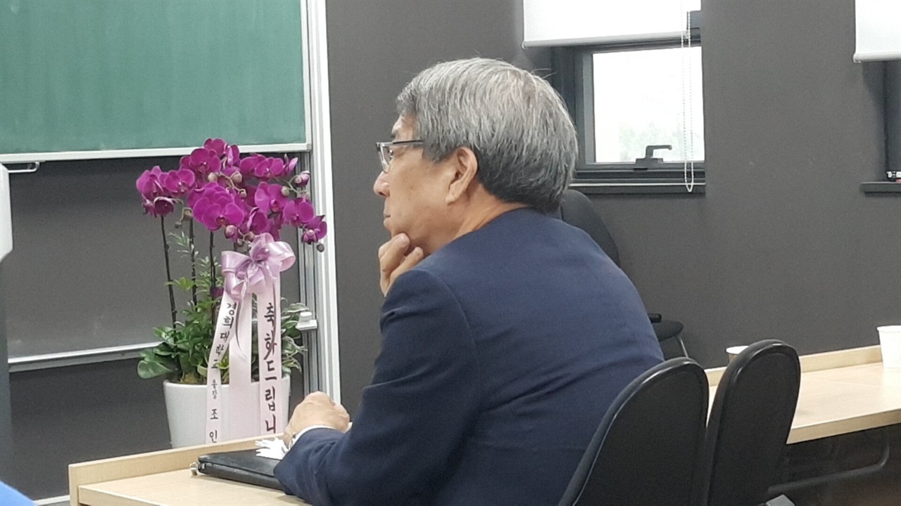 강연 듣고 있는 정운찬 KBO 커미셔너 지난 12일 경희대학교 이과대학에서 열린 2018 한국야구학회 봄 학술대회에서 정운찬 KBO 커미셔너가 강연을 듣고 있다.