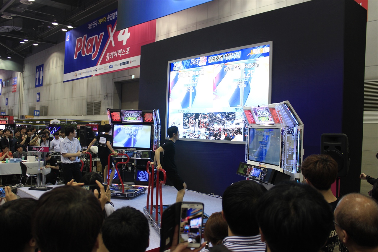 13일 2018 플레이엑스포 팝업스테이지에서 개최된 '펌프잇업 최강자전'에서 참가자들이 게임을 플레이하고 있다.