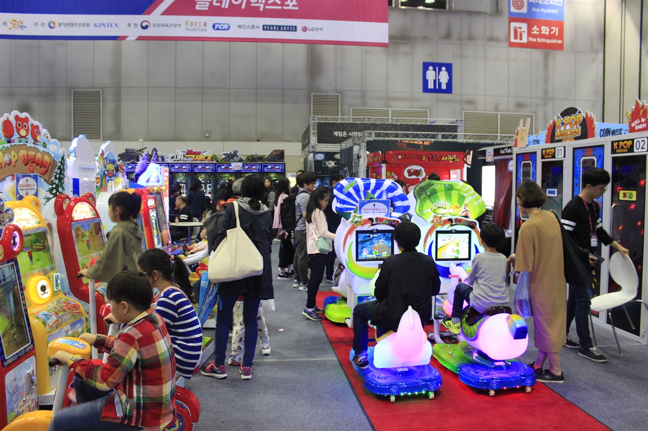 2018 플레이엑스포 어뮤즈먼트 공동관에 어린이 대향 게임들이 전시되어있다.