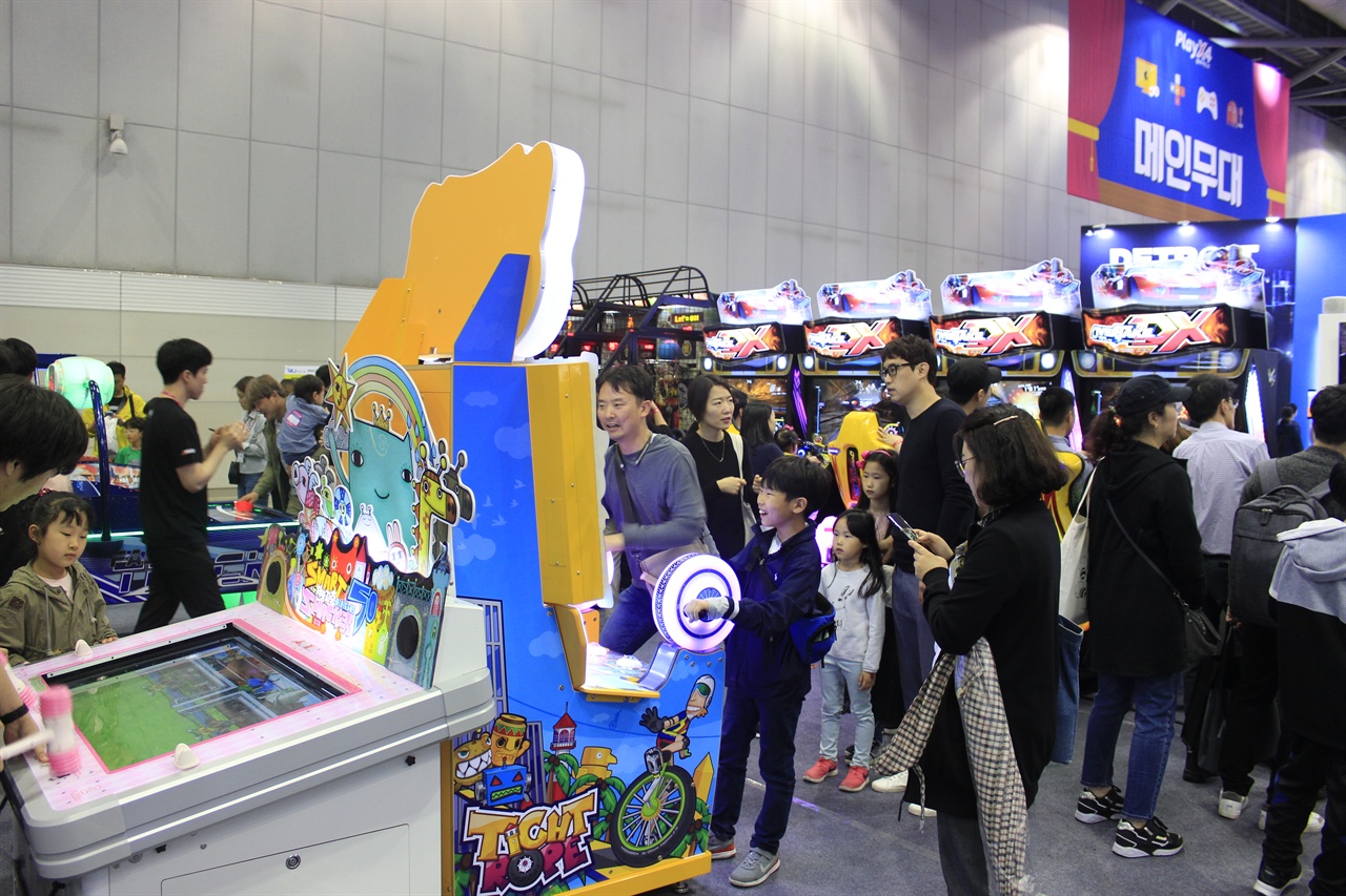 2018 플레이엑스포 안다미로 관에서 참관객들이 아케이드 게임을 플레이하고 있다.