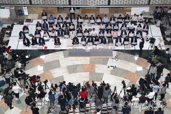 14일 오후 6.13 지방선거에 출마할 의원들이 제출한 사직안 처리를 위한 '원포인트 본회의'에 반대하는 자유한국당 의원들이 본회의장 입구를 막고 본회의 개의를 저지하고 있다.