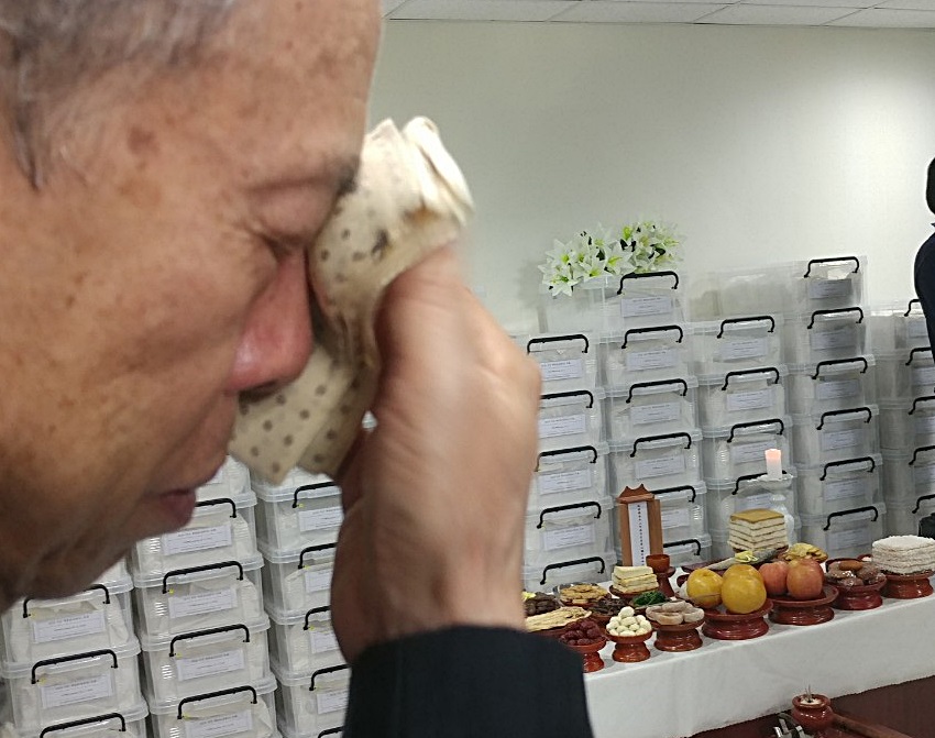 14일 오후 2시 아산시 공설봉안당에서 열린 한국전쟁전후 민간인집단희생 아산시 배방읍 유해 안치식에서 한 참석자가 눈물을 훔치고 있다.