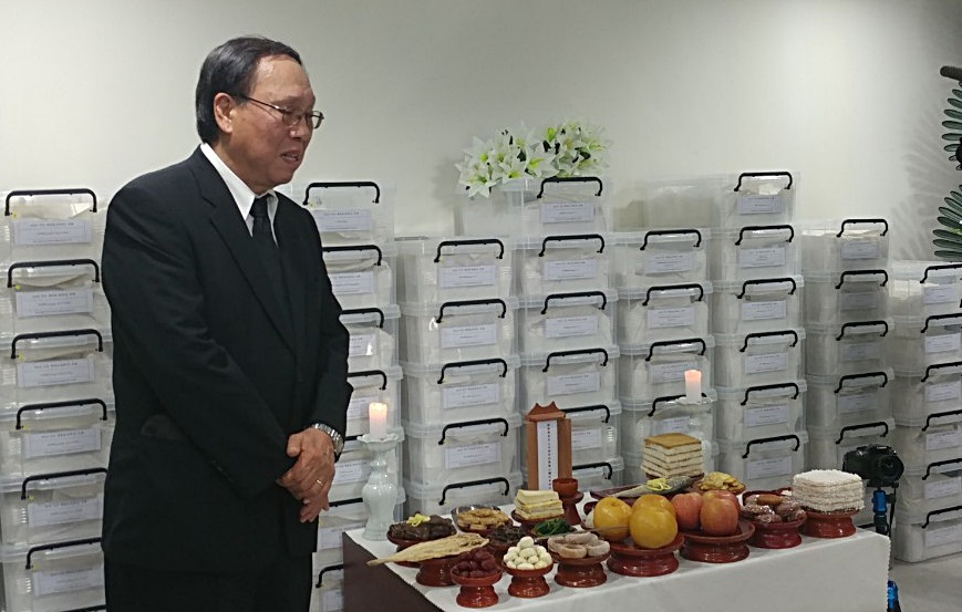  14일 오후 2시 아산시 공설봉안당에서 열린 한국전쟁전후 민간인집단희생 아산시 배방읍 유해 안치식에서 박선주 유해발굴단장이 인사말 도중 흐느끼고 있다.