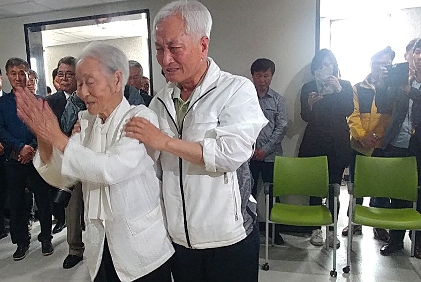  14일 오후 2시 아산시 공설봉안당에서 열린 한국전쟁전후 민간인집단희생 아산시 배방읍 유해 안치식에서 유가족인 장선식(93, 왼쪽)씨와 그의 손자인 맹주철(오른쪽)씨가 눈물을 흘리고 있다. 장씨의 시어머니인 고인 이내정씨는 설화산에서 희생됐다.