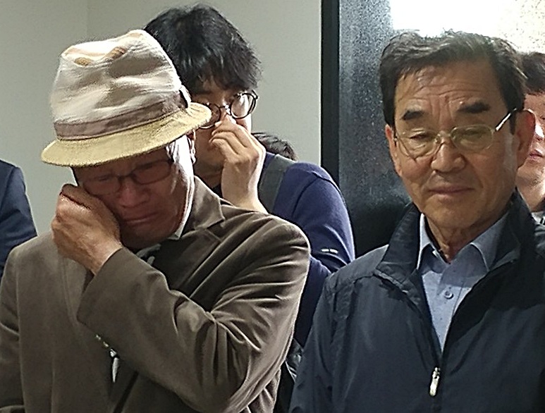 배방면 살화산에서 부친을 잃은 김광욱(73,왼쪽))씨와 김장호 한국전쟁전후민간인학살 아산유족회장(오른쪽)