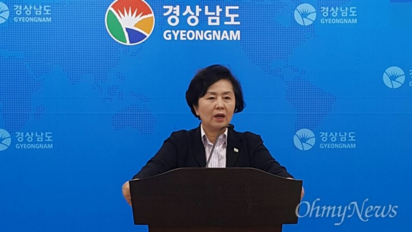 자유한국당 김영선 전 한나라당 대표는 14일 오후 경남도청 프레스센터에서 기자회견을 열어 백의종군하겠다고 했다.