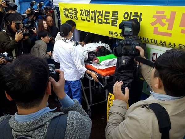 김경배 부위원장이 단식을 중단하고 병원으로 이송되던 장면.