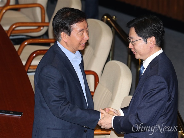 [오마이포토] 농성 푼 김성태, 찾아간 김경수 