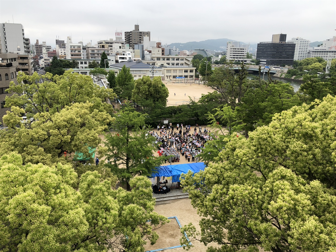 히로시마조선고급학교 고교무상화정책 배제 최소를 요구하기 위해 모인 집회참가자들