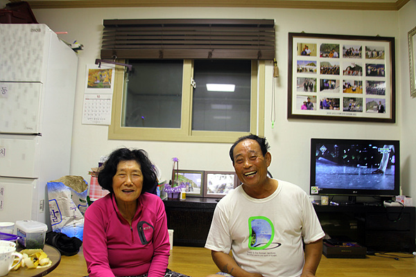 김성도씨 부부 모습으로 안동립 대표는 김성도씨 집에서 14년간 80일 동안 먹고 자며 지도제작과 독도지킴이 역할을 했다