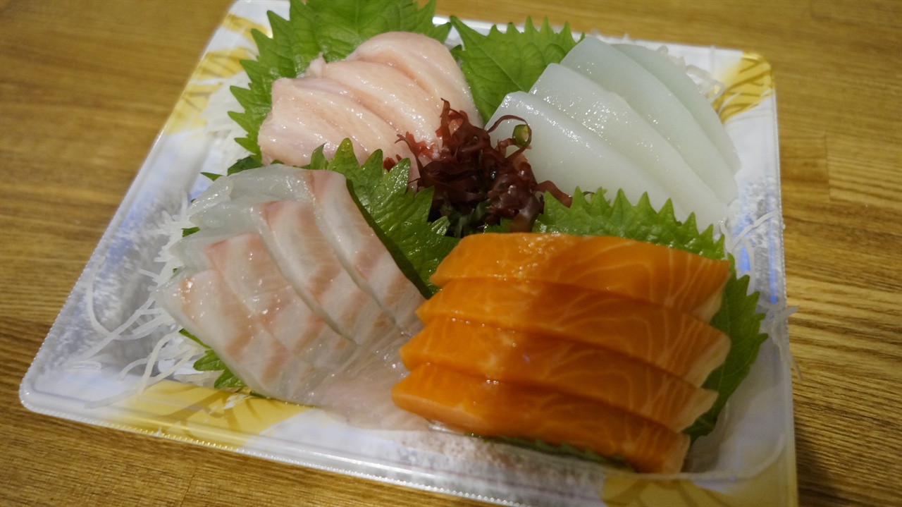 일본 마트의 생선회 모둠