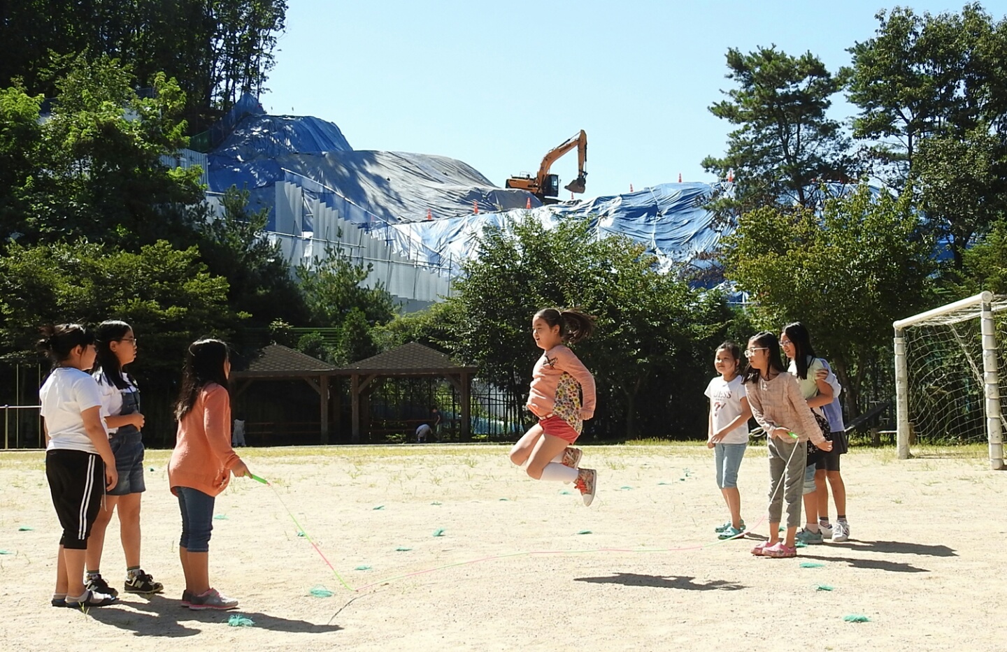  초등학교 앞산에 건축중인 A사 연구소. 