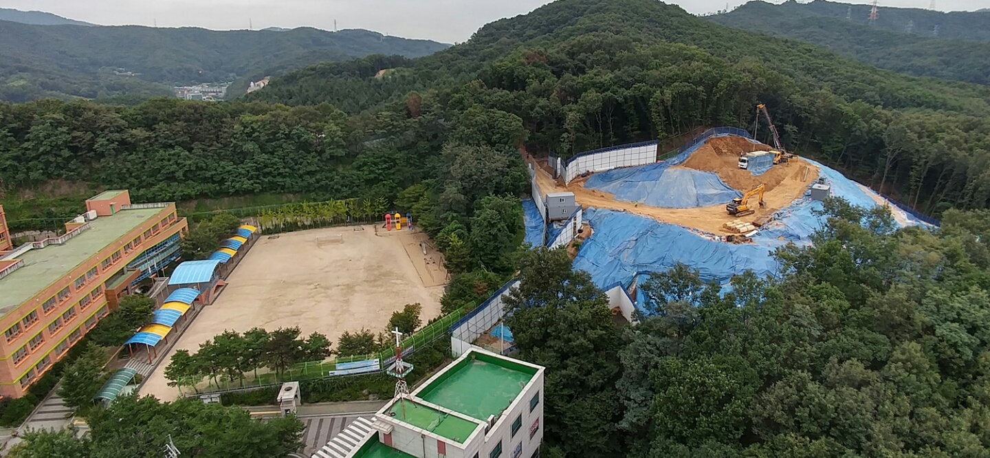 초등학교 바로 옆에 건축중인 A사 연구소