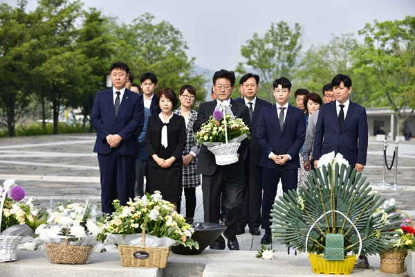 '김해을' 국회의원 보궐선거에 나서는 김정호 영농법인봉하마을 대표가 15일 봉하마을 고 노무현 전 대통령 묘역을 찾아 참배했다.