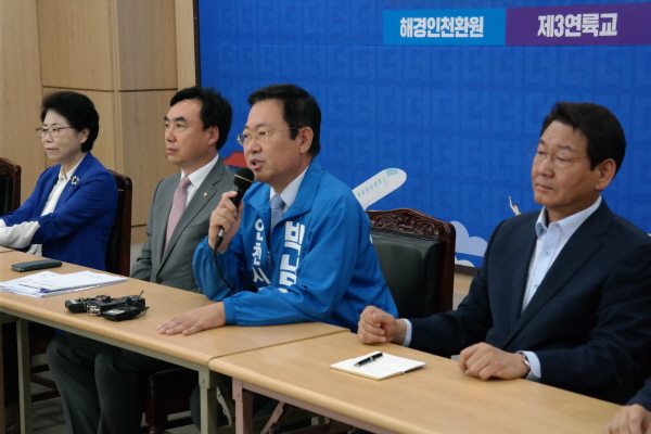 박남춘 민주당 인천시장 후보는 6·13 지방선거에 대해 “인천에서 적폐의 그림자를 지우는 선거”라고 말했다. 