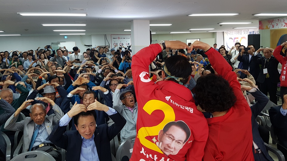 이완섭 자유 한국당 예비후보가 15일 오후 선거사무소 개소식을 갖고 본격적인 선거운동에 돌입했다. 이 예비후보가 개소식에서 지지자들에게 인사하고 있다.