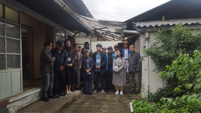       입주작가들과 기념 단체사진      창작공간에서 입주작가들과 기념으로 컷! 