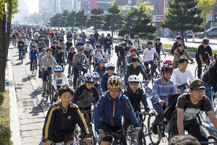 2017년 10월 전주 시민 자전거 대행진 전주시에서는 자전거 이용 활성화를 위해 4월부터 11월까지 한 달에 한 차례가량 자전거 행진을 진행한다. 지난해 10월에 열린 이 행진에는 1500명 가량의 시민이 참여한바 있다.